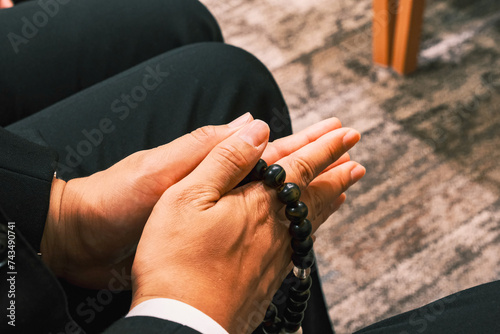 【#葬式】数珠を持った男性の手