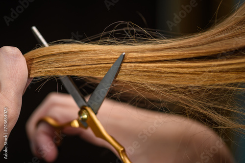 Skracanie włosów nożyczkami długie włosy ciemny blond 