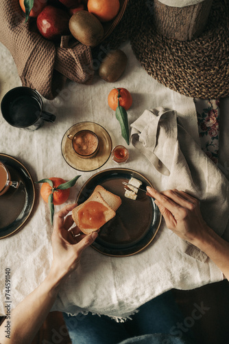 bella colazione italiana con luce finestra naturale di mattina