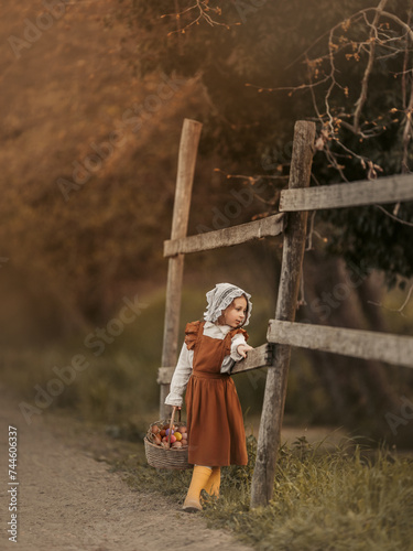 bambina vestita da contadina al fiume, foto effetto vintage fine art