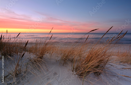 Krajobraz wybrzeża Morza Bałtyckiego, w pastelowych barwach zachodzącego słońca, Kołobrzeg, Polska