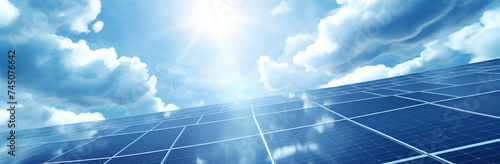 Solarenergie, Solarpanele reflektieren die Sonne, Sonne und weiße Wolken über der Solaranlage, Konzept Energiewende