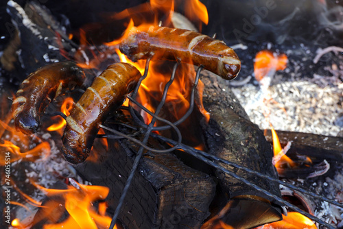 Wyśmienite kiełbasy pieczone na naturalnym ognisku