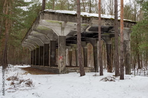 Żelbetonowa konstrukcja hali ukryta w środku lasu - pozostałość po starej fabryce amunicji
