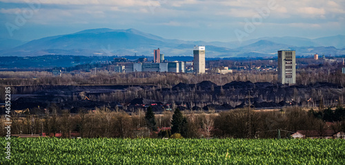 Panorama, tereny przemysłowe z kopalniami węgla i widokiem na góry w Czechach
