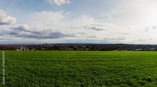 Panorama, tereny przemysłowe z kopalniami węgla i widokiem na góry w Czechach