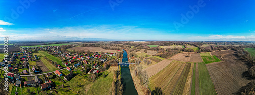 Rzeka Olza w Czechach zimą, most na rzece