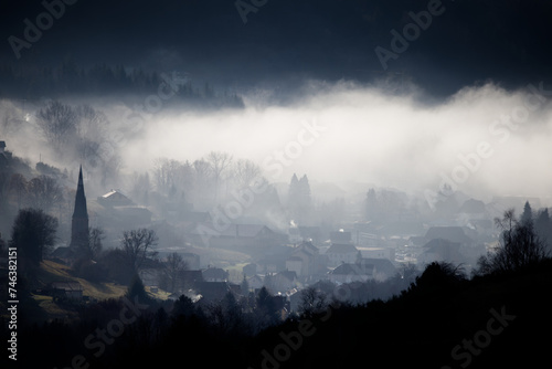 Village dans la brume