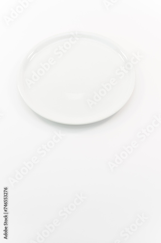 primo piano di piatto fondo vuoto bianco in ceramica, sfondo bianco