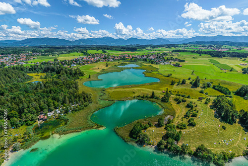 Die Eiszerfallslandschaft der Osterseen bei Iffeldorf im bayerischen Oberland im Luftbild