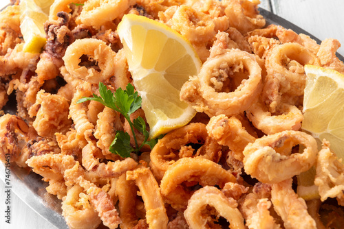 Vassoio di calamari fritti, cibo mediterraneo 