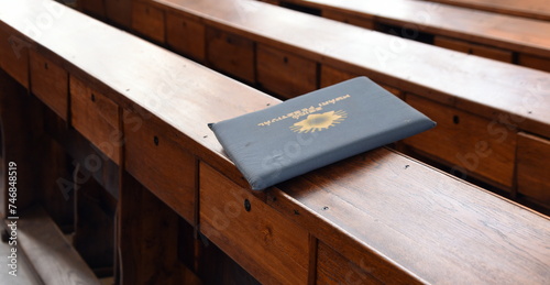 Religiöses Buch auf einer Bank im Gebetsraum