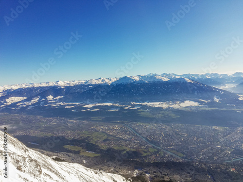 Vistas a Innsbruck desde la cordillera nevada de Norkdette, Austria