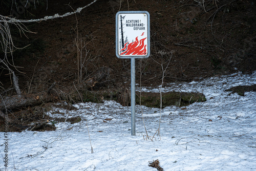 Warntafel: Waldbrandgefahr, Hospental, Kanton Uri, Schweiz