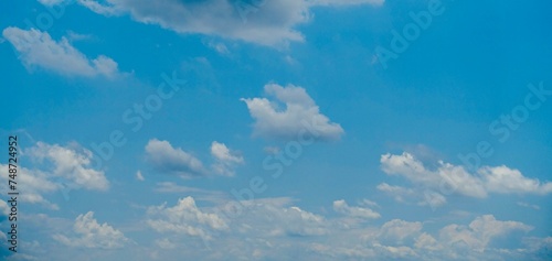 青空に浮かぶちぎれ雲 