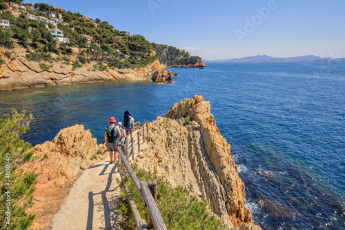 Randonnée sur le sentier des douaniers le long de la côte bleue près de la calanque de Grand Méjean, Bouches-du-Rhône, France