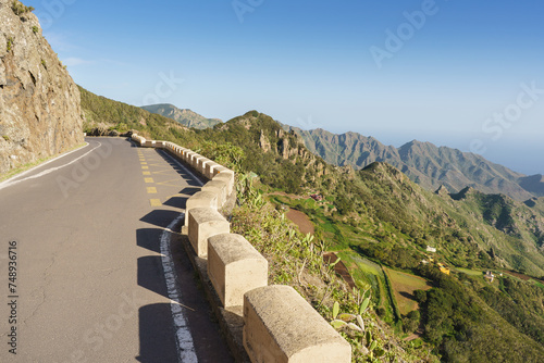 Schmale Landstrasse im Anaga Gebirge auf Teneriffa, Kanarische Inseln 