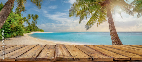 Planches en bois vide pour présenter des produits publicitaires sur une plage déserte tropicale sans personne avec un ciel bleu.