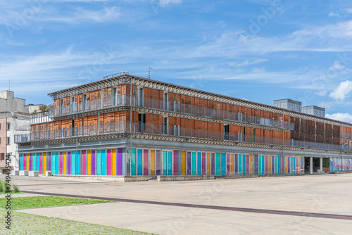 Architecture moderne et multicolore, place du Champ de Mars, à Angoulême, Charente