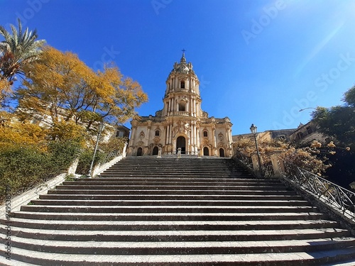 L'imponente Duomo di San Giorgio a Modica visto dal sotto la scalinata, in una giornata assolata.