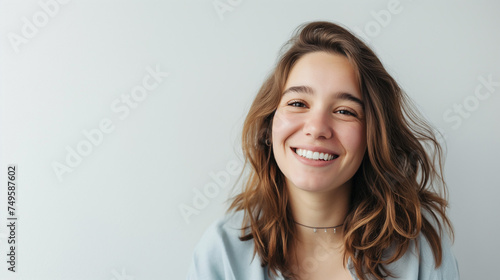 Linda mulher sorrindo isolada no fundo cinza claro - Papel de parede