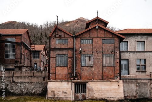 Bâtiment industrielle abandonné en brique d'une ancienne mine de charbon à Saint-Etienne 