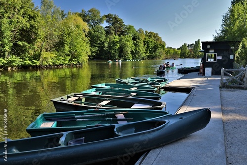 small boats on the Bois de Vincennes pond , leisure activity