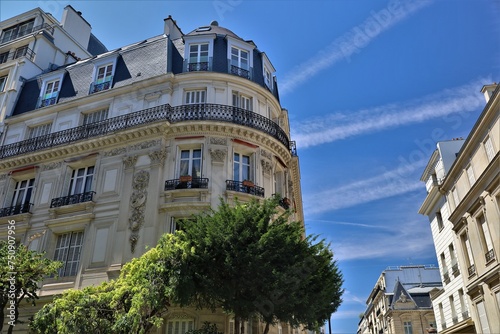 real estate in wealthy neighborhood of Paris , 8th arrondissement