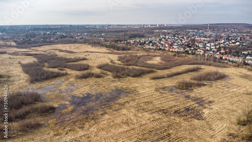 Częstochowa, przedmieścia. Rozlewisko rzeki Warta. Panorama miasta z drona.