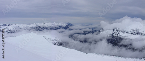 escalando sobre las nubes en la fría y extrema cordillera de Los Andes