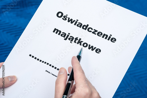 Polski napis ,,oświadczenie majątkowe,, na kartce papieru, wypełniać formularz
