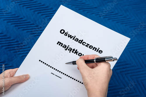 Wypełniać dokumenty, polski napis oświadczenie majątkowe na kartce papieru