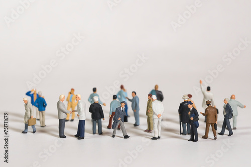 eine gemischte Menge Menschen stehend auf weißen Hintergrund, Miniaturfiguren Fotografie