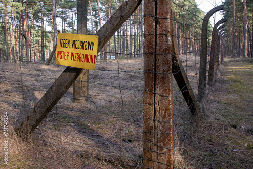 Ogrodzony w środku lasu teren wojskowy na który obowiązuje zakaz wstępu.