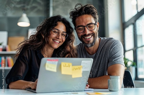 Glückliches Paar beim Online-Shopping und Reisebuchung am Notebook