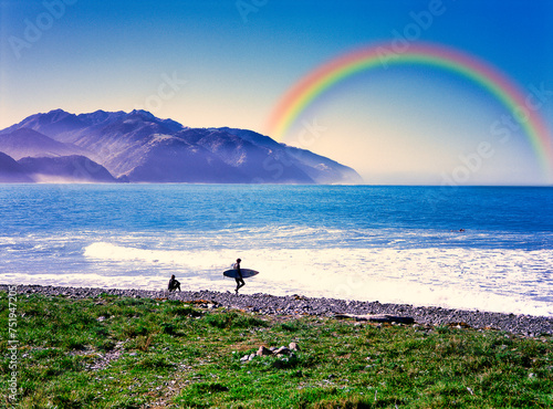 捕鯨の町・カイコウラの美しいビーチにかかる虹