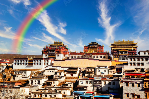 シャングリラのチベット寺院にかかる虹