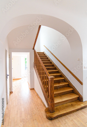 Dębowa balustrada i schody w starej, eleganckiej przedwojennej willi.