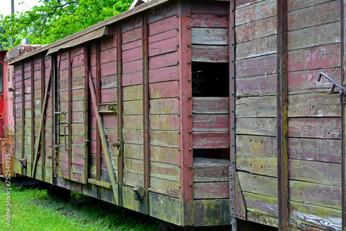 stary, zniszczony drewniany wagon towarowy, drewniany wagon z łuszczącą się farbą, old ruined wooden freight wagon, old wooden wagon with peeling paint, dingy wooden old railway wagon, 