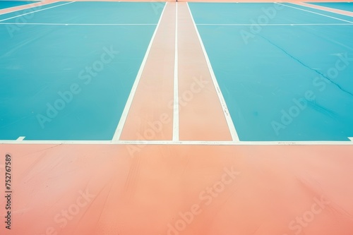Fotografía minimalista pista antigua aesthetic de tenis, viejo club de deportes en Europa 