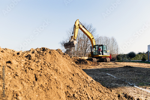 Escavatore idraulico su sito in costruzione