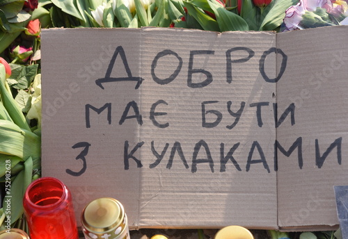 Pappschild auf dem Blumenmeer für Alex Navalny