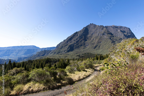 landscape along cirque trekking