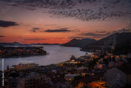 Dubrovnik - widok na zatokę i wycieczkowiec nocą