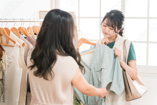 アパレルショップで洋服を買い物・ショッピングする女性とショップ店員（不満・気に入らない・似合わない） 