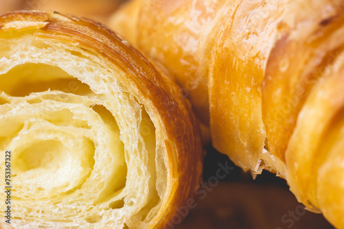 Croissants sobre tábua de madeira em fotografia macro. Lanche, Padaria, Pão, Comida.