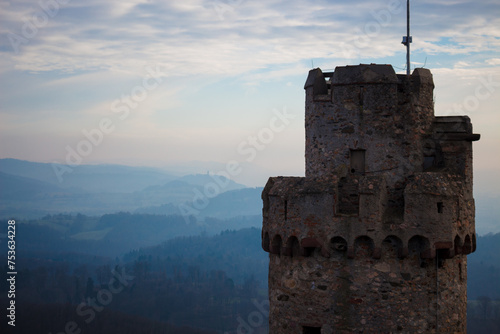 Ein Turm von einem Schloss mit Blick auf ein Gebirge entlang der Bergstraße