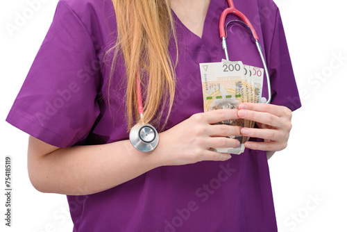Pani doktor na prywatnej wizycie, trzyma pieniądze w dłoniach 