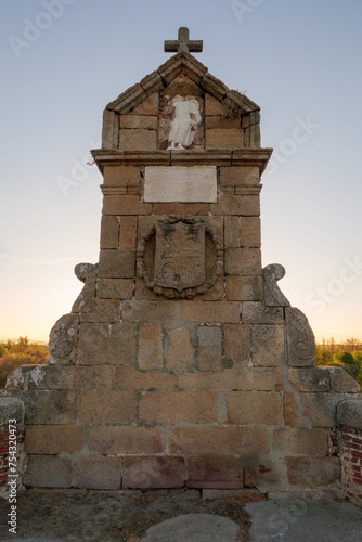 Puente de Manrique de Lara Brücke bei Galisteo am Fluss Jerte,1546 vom Grafen von Osorno erbaut. Sie besteht aus Granitquadern und hat 7 Bögen und einen kleinen Tempel mit dem Bild des Heiligen Paulus