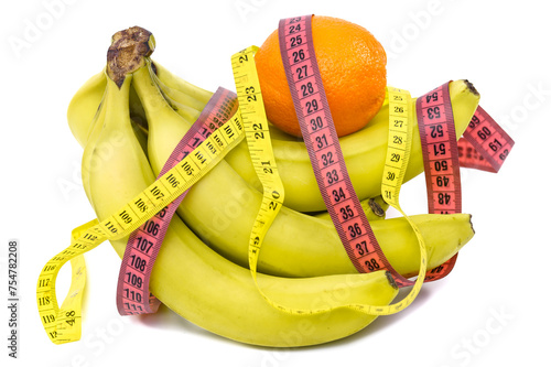 Dieta i odchudzanie, owoce owinięte centymetrem krawieckim
